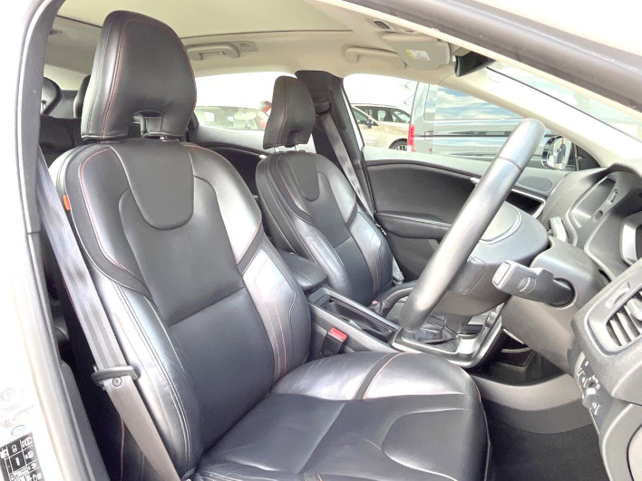 2015 Volvo V40 DBA-MB4164T (UW-6a1a56068fac9)[21]
