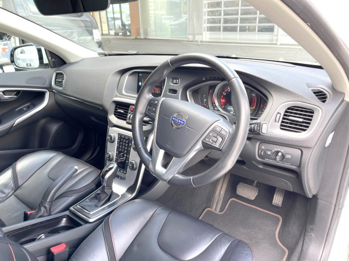 2015 Volvo V40 DBA-MB4164T (UW-6a1a56068fac9)[20]