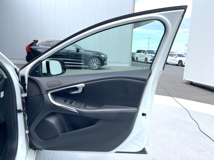 2015 Volvo V40 DBA-MB4164T (UW-6a1a56068fac9)[16]