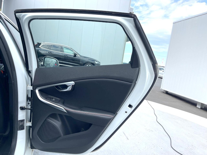 2015 Volvo V40 DBA-MB4164T (UW-6a1a56068fac9)[22]