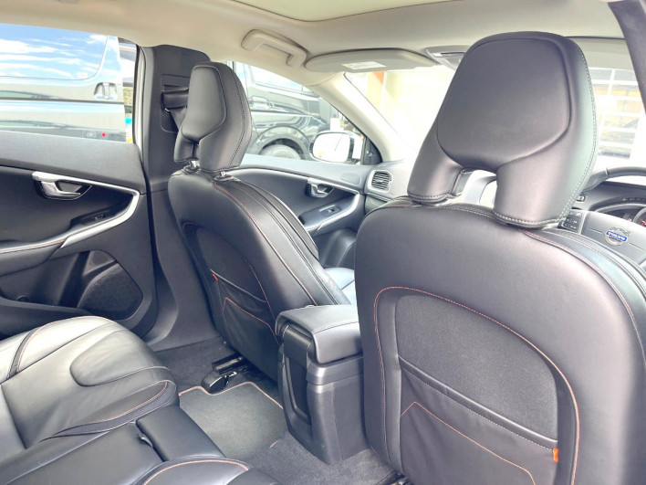 2015 Volvo V40 DBA-MB4164T (UW-6a1a56068fac9)[23]