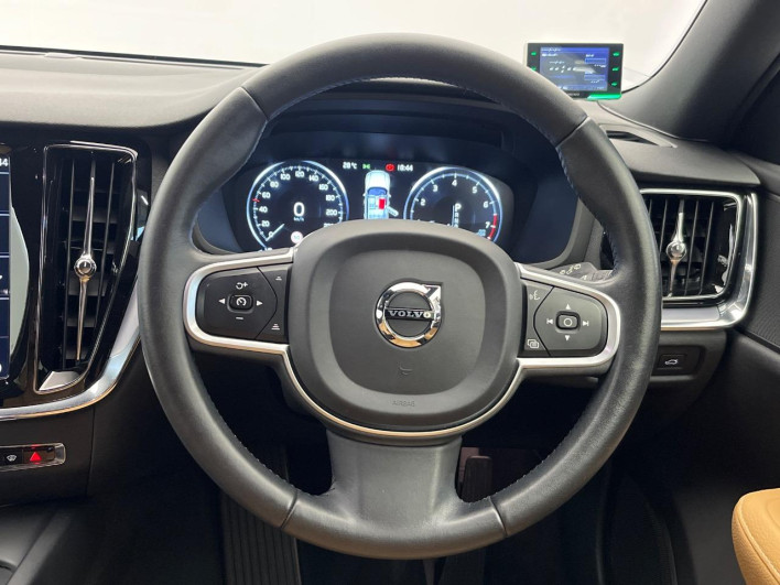 2019 Volvo V60 DBA-ZB420 (UW-6a1a560a33b31)[23]