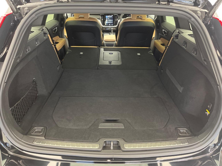 2019 Volvo V60 DBA-ZB420 (UW-6a1a560a33b31)[12]