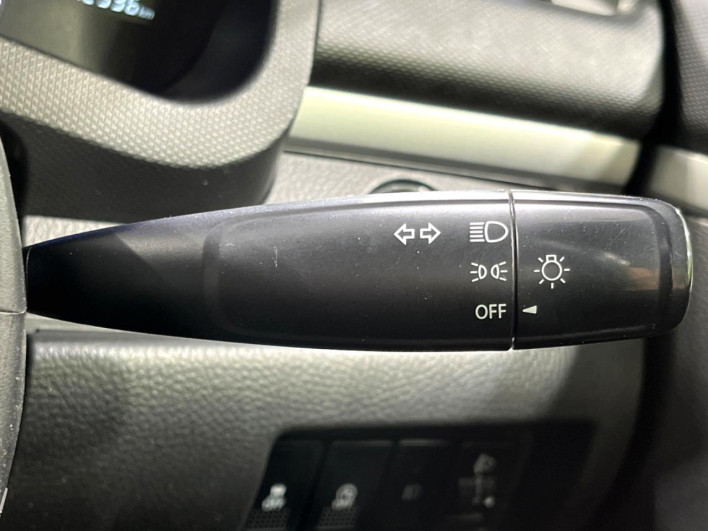 2016 Suzuki Swift DBA-ZD72S (UW-6a1a56107f58b)[28]