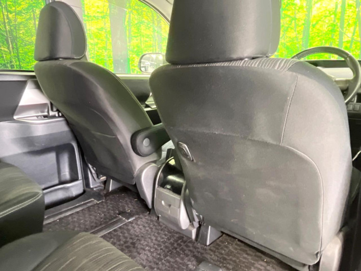 2012 Toyota Voxy DBA-ZRR70W (UW-6a1a5613ebe8b)[14]