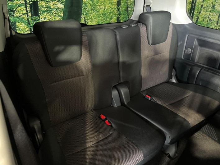 2013 Toyota Voxy DBA-ZRR70W (UW-6a1a5614531f4)[22]