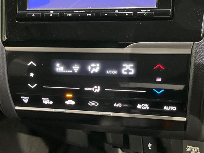 2016 Honda Fit Hybrid DAA-GP5 (UW-6a1ba6027221c)[28]