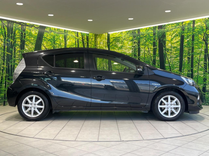 2013 Toyota Aqua DAA-NHP10 (UW-6a1ba713ca7c5)[6]