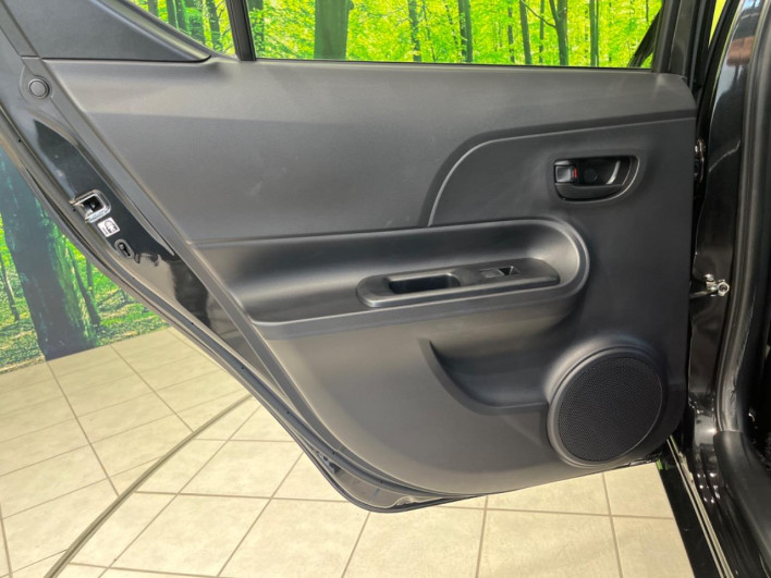 2013 Toyota Aqua DAA-NHP10 (UW-6a1ba713ca7c5)[12]