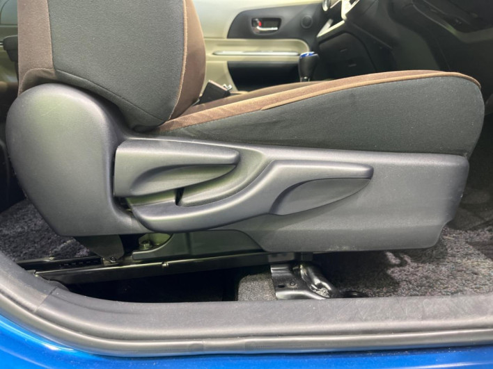 2012 Toyota Aqua DAA-NHP10 (UW-6a1ba71824033)[19]