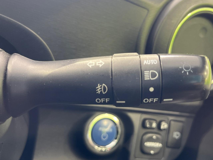 2012 Toyota Aqua DAA-NHP10 (UW-6a1ba71824033)[11]