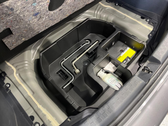 2013 Toyota Aqua DAA-NHP10 (UW-6a1ba718e03ea)[21]