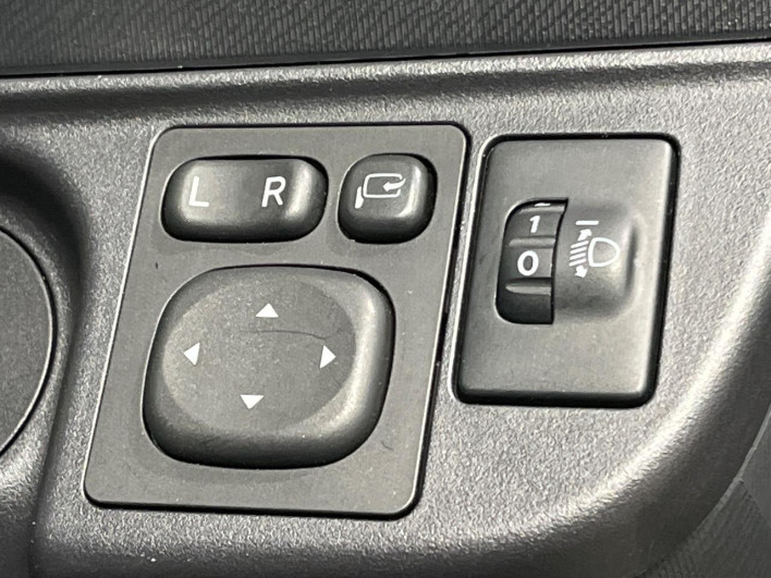 2013 Toyota Aqua DAA-NHP10 (UW-6a1ba718e03ea)[29]