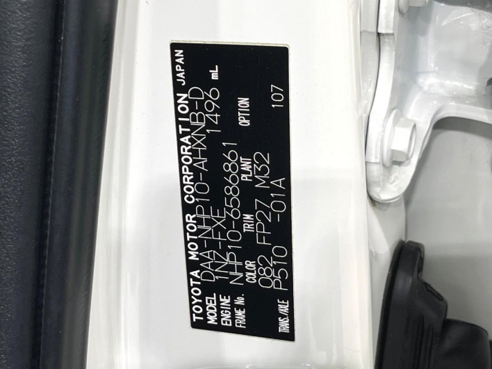 2017 Toyota Aqua DAA-NHP10 (UW-6a1ba71a2d96b)[1]