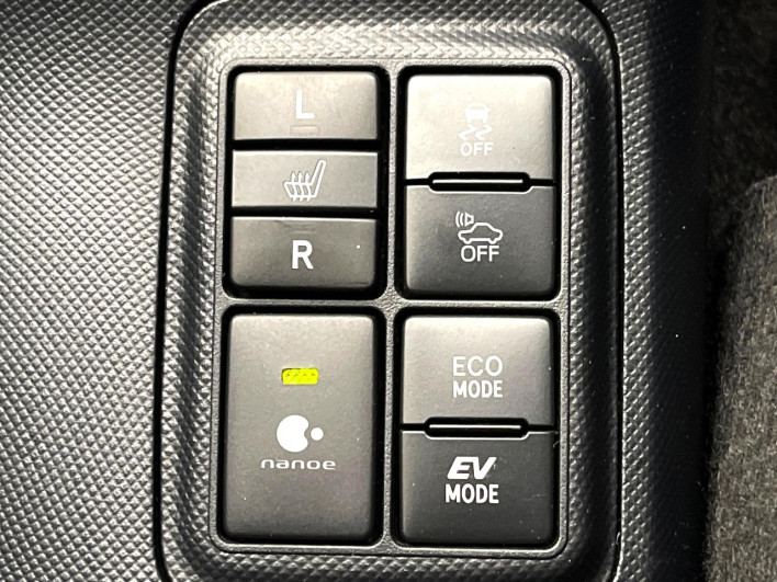 2018 Toyota Aqua DAA-NHP10 (UW-6a1ba71cb3c0f)[24]