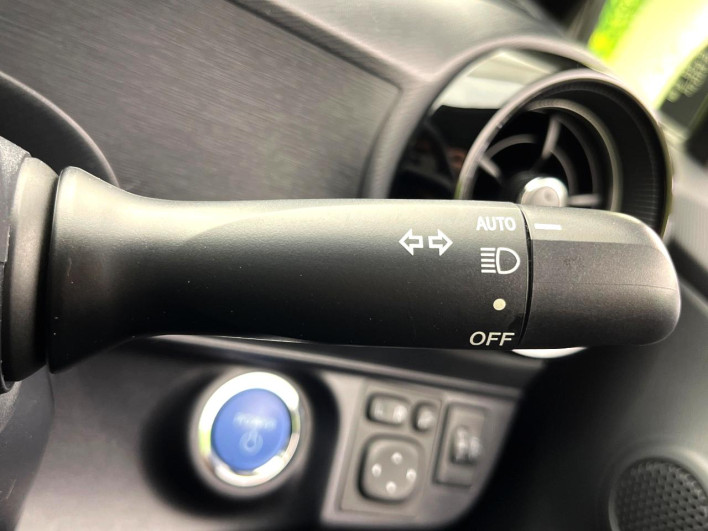 2018 Toyota Aqua DAA-NHP10 (UW-6a1ba71cb3c0f)[13]