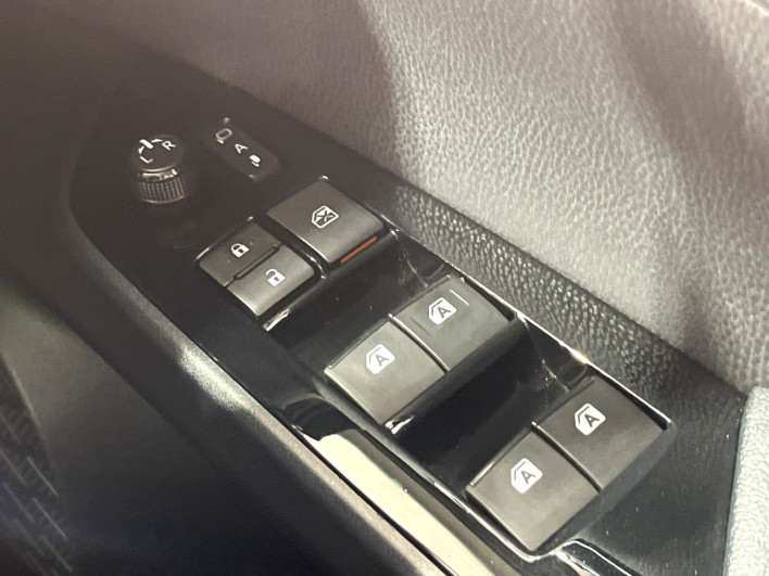 2017 Toyota Prius PHV DLA-ZVW52 (UW-6a1ba790d32ec)[23]