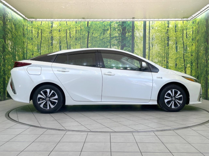 2017 Toyota Prius PHV DLA-ZVW52 (UW-6a1ba7917184b)[11]