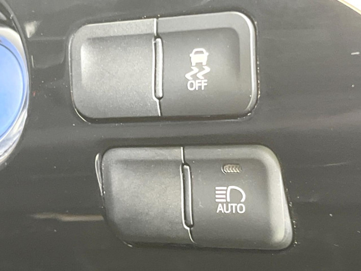 2017 Toyota Prius PHV DLA-ZVW52 (UW-6a1ba7917184b)[16]