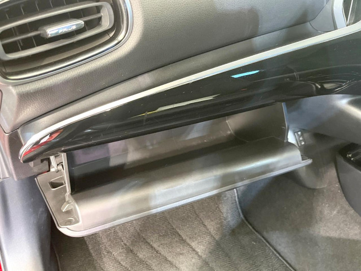 2017 Toyota Prius PHV DLA-ZVW52 (UW-6a1ba79175e6e)[4]