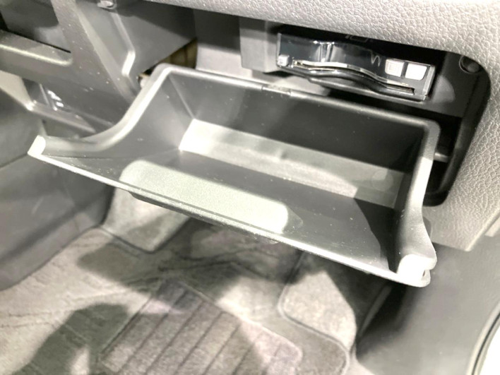 2012 Nissan Serena DBA-FC26 (UW-6a1e48e5704d8)[18]