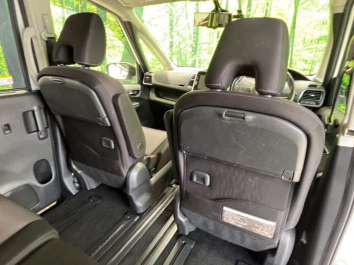 2016 Nissan Serena DAA-GFC27 (UW-6a1e48f411aa0)[25]