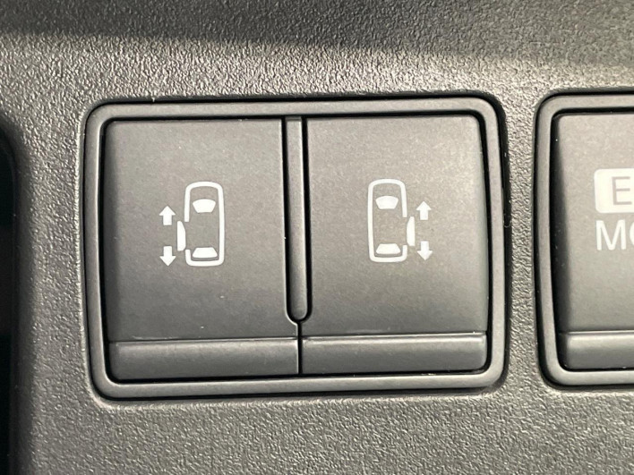 2013 Nissan Serena DAA-HFC26 (UW-6a1e491eedea2)[20]