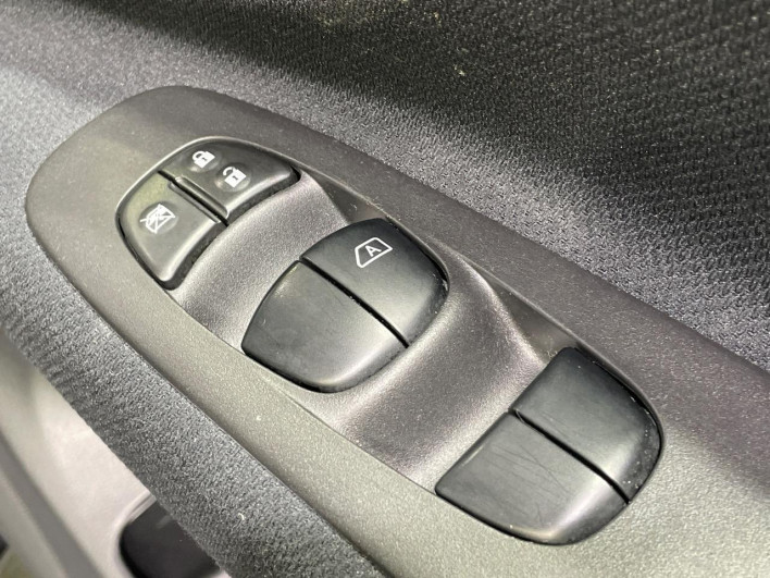2013 Nissan Serena DAA-HFC26 (UW-6a1e491eedea2)[19]