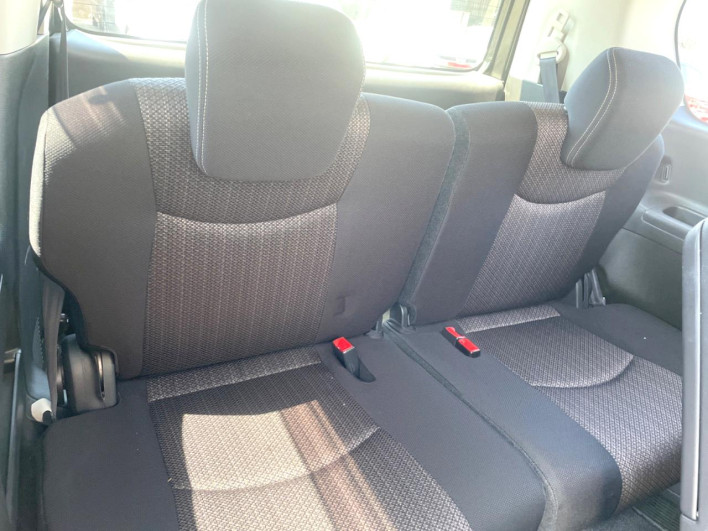 2014 Nissan Serena DAA-HFC26 (UW-6a1e491f65e72)[28]