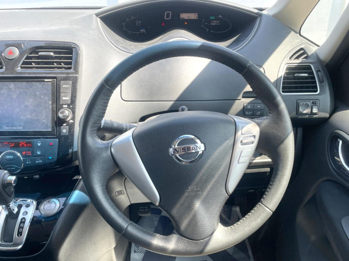 2014 Nissan Serena DAA-HFC26 (UW-6a1e491f65e72)[25]