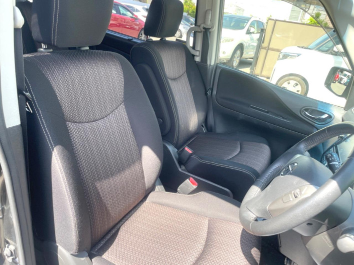 2014 Nissan Serena DAA-HFC26 (UW-6a1e491f65e72)[26]