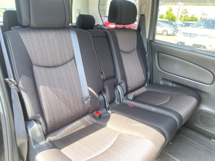 2014 Nissan Serena DAA-HFC26 (UW-6a1e491f65e72)[27]