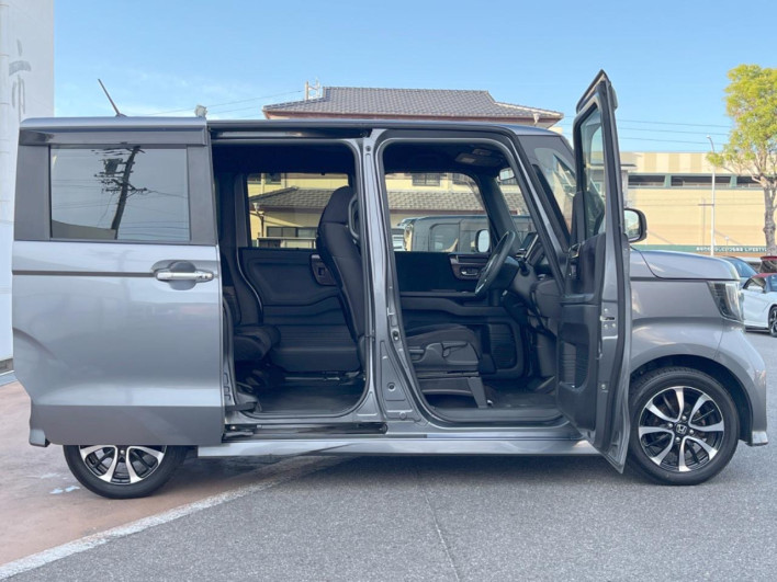 2018 Honda N-BOX CUSTOM DBA-JF3 (UW-6a1e493b337a8)[15]