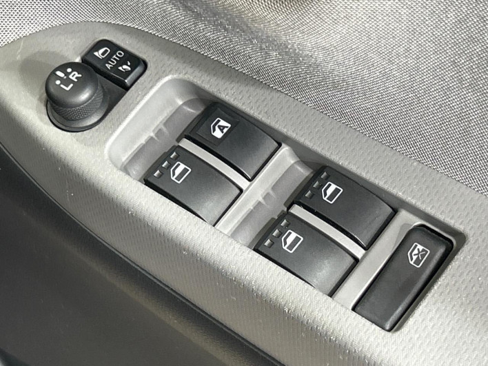 2017 Daihatsu Cast DBA-LA250S (UW-6a1e497344ca9)[25]