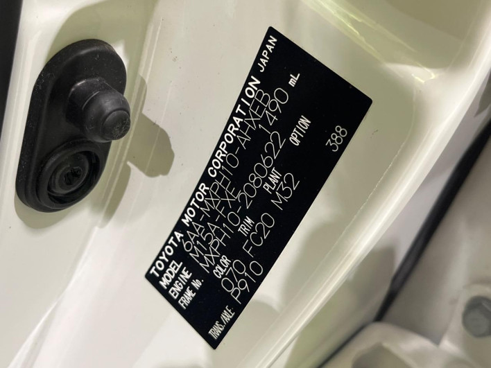 2021 Toyota Yaris 6AA-MXPH10 (UW-6a1e49e4113bc)[1]