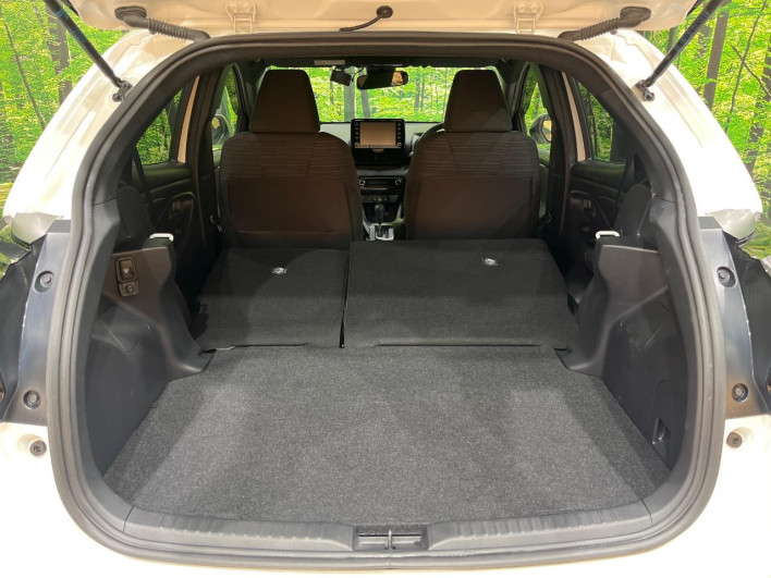 2021 Toyota Yaris 6AA-MXPH10 (UW-6a1e49e4113bc)[8]