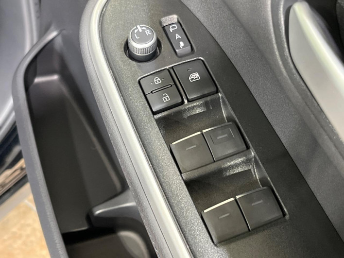 2022 Toyota Voxy 6BA-MZRA90W (UW-6a1e4a0305cf5)[12]