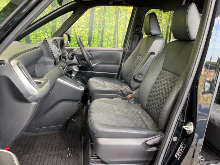 2022 Toyota Voxy 6BA-MZRA90W (UW-6a1e4a0305cf5)[23]