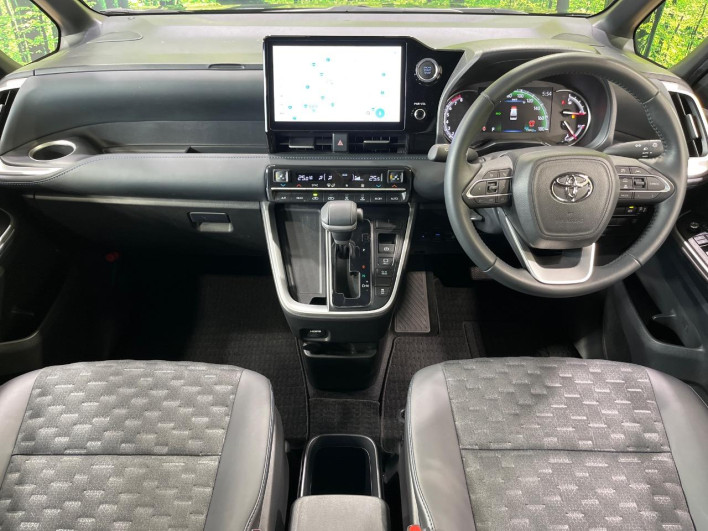 2022 Toyota Voxy 6BA-MZRA90W (UW-6a1e4a0305cf5)[24]