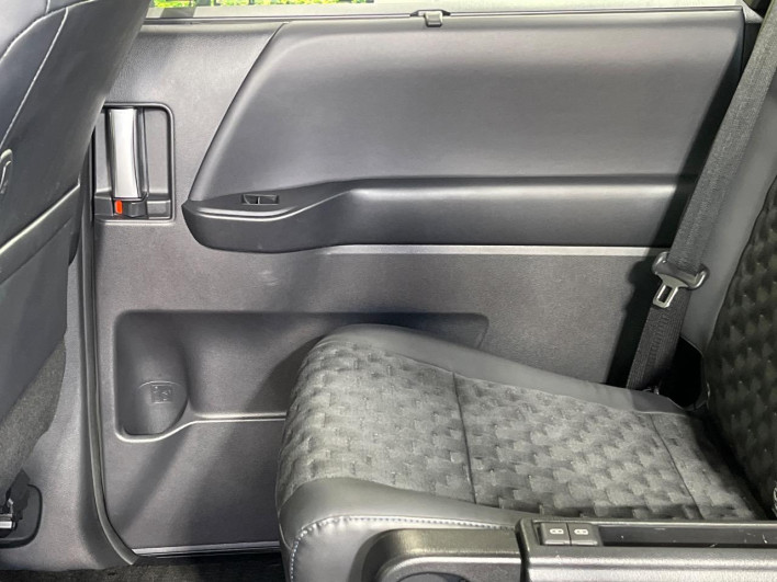 2022 Toyota Voxy 6BA-MZRA90W (UW-6a1e4a0305cf5)[22]