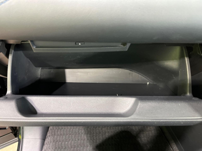 2022 Toyota Voxy 6BA-MZRA90W (UW-6a1e4a0305cf5)[21]