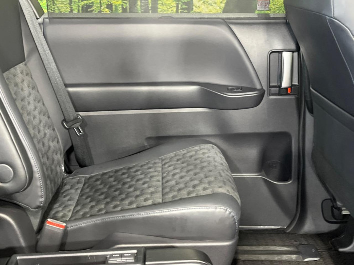 2022 Toyota Voxy 6BA-MZRA90W (UW-6a1e4a0305cf5)[13]