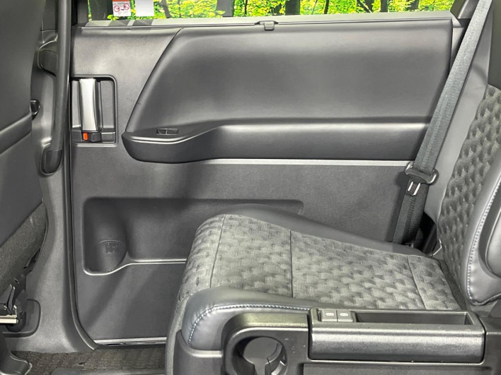 2022 Toyota Voxy 6BA-MZRA90W (UW-6a1e4a030ad4a)[23]