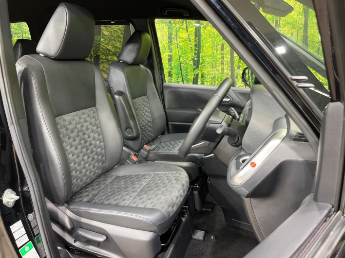 2022 Toyota Voxy 6BA-MZRA90W (UW-6a1e4a030ad4a)[18]