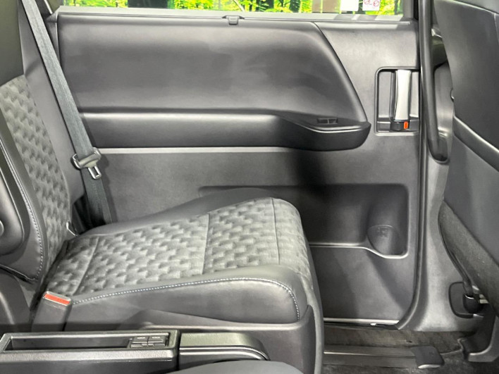 2022 Toyota Voxy 6BA-MZRA90W (UW-6a1e4a030ad4a)[14]