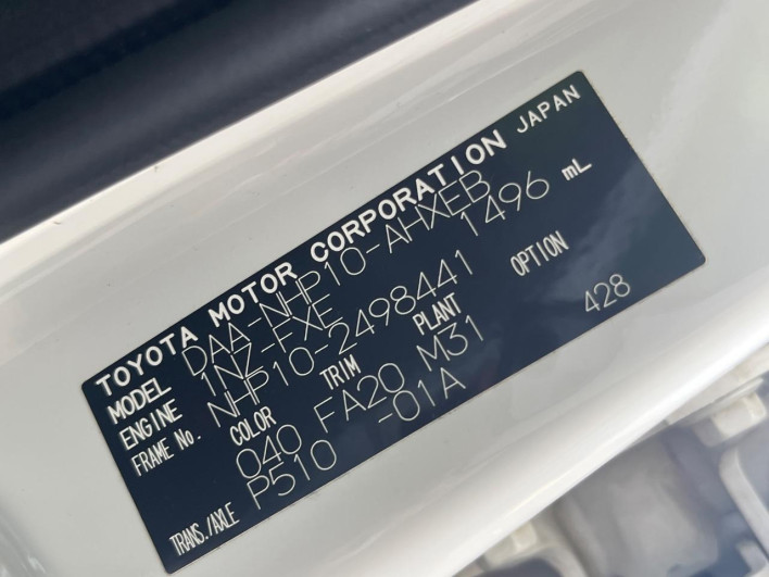 2015 Toyota Aqua DAA-NHP10 (UW-6a1e4a0b9787e)[1]