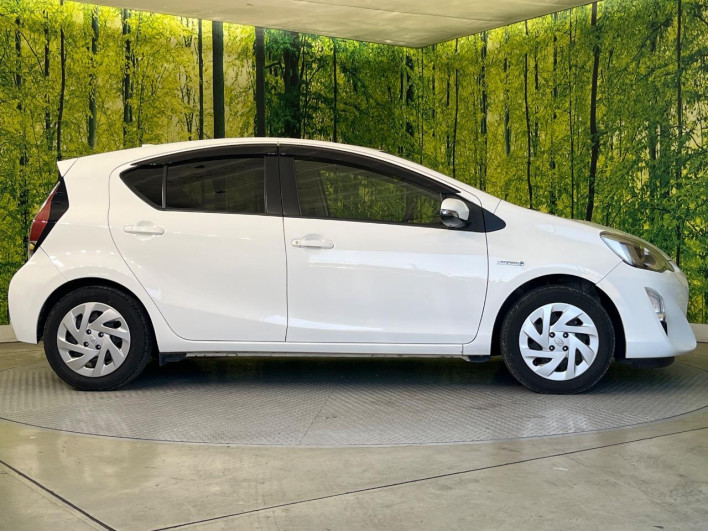 2015 Toyota Aqua DAA-NHP10 (UW-6a1e4a0b9787e)[13]