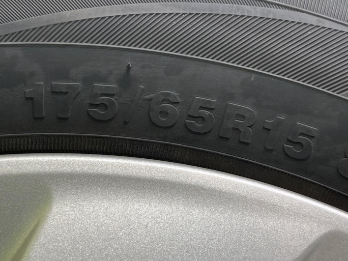 2015 Toyota Aqua DAA-NHP10 (UW-6a1e4a0b9787e)[17]