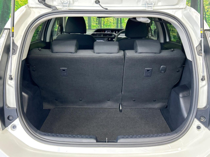2018 Toyota Aqua DAA-NHP10 (UW-6a1e4a0d4ac49)[28]