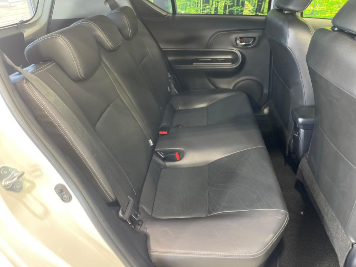 2015 Toyota Aqua DAA-NHP10 (UW-6a1e4a10936f3)[15]
